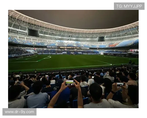 传统阵容足球战术革新与现代足球风格融合的探索与分析 传统阵容足球战术革新与现代足球风格融合的探索与分析