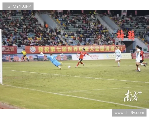 足球赛场激情碰撞 球迷呐喊助威助力球队争胜